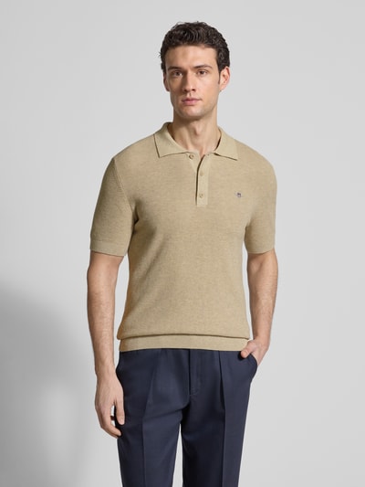 Männermodel trägt Regular Fit Poloshirt mit Label-Stitching von Gant in Beige, reine Baumwolle, Polokragen, Nahaufnahme Oberkörper.