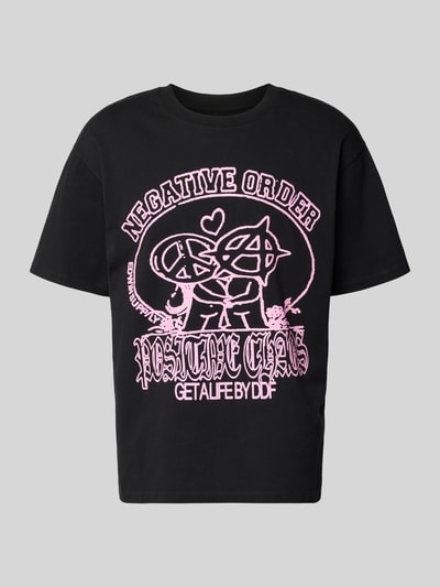 Produktfoto, schwarzes Herren T-Shirt mit rosa Motiv-Print Modell 'POSITIVE CHAOS' von Edwin aus Reine Baumwolle im Relaxed-Fit, Rundhalsausschnitt.