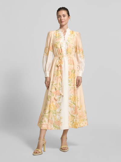 Frauenmodel trägt Midikleid aus Lyocell-Mix mit Bindegürtel von Forever New, florales Muster, A-Linie, Stehkragen, Knopfleiste, Ganzkörperansicht von vorne. Rückenlänge 128 cm, Brustweite 36 cm, Ärmellänge 64 cm, Größe 36.