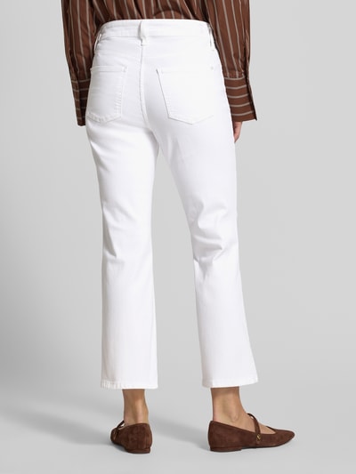 Vrouwenmodel draagt Jeans met steekzakken model 'Dream Kick' van MAC, regular fit, katoenmix met stretch, witte kleur, volledige lichaamsaanzicht achteraan.
