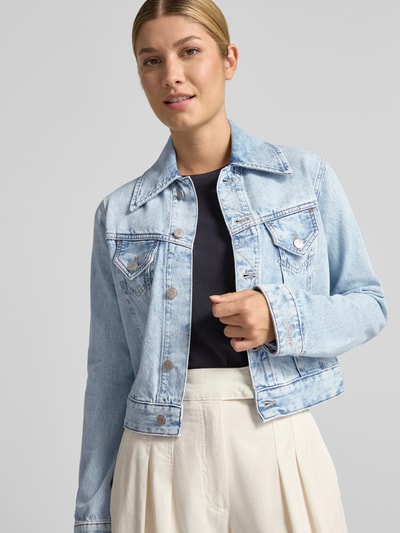 Frauenmodel trägt Regular Fit Jeansjacke aus reiner Baumwolle Modell 'C_TRUCKER JKT' von BOSS für Damen, BOSS Orange, Nahaufnahme Oberkörper.
