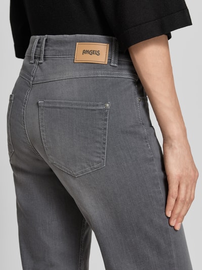 Männermodel trägt Regular Fit Jeans im 5-Pocket-Design Modell 'LARA' von Angels, mieszanka bawełny, szlufki na pasek, szare, szerokość w rozmiarze 36/30: 40 cm, długość wewnętrzna nogawki: 79 cm, zdjęcie z tyłu, zbliżenie na biodra.