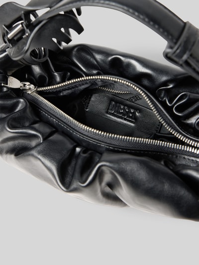 Produktfoto, Shoulder Bag mit Raffungen von Diesel, schwarze Tasche mit Reißverschluss, Haarklammer, Logo-Detail, glatte Textur