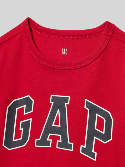 Mädchen trägt Regular Fit T-Shirt mit Logo-Print von GAP in Rot, reine Baumwolle, Rundhalsausschnitt, Nahaufnahme Oberkörper.