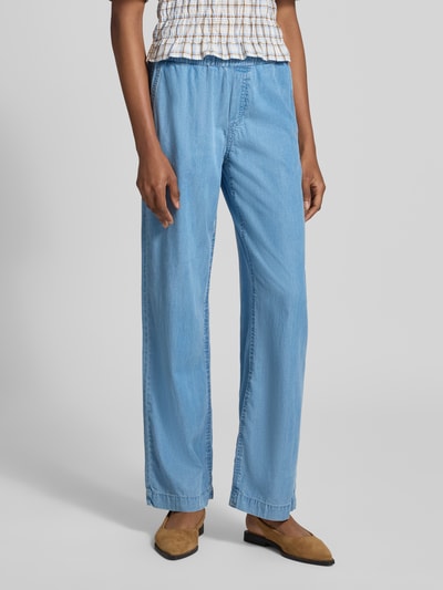 Frauenmodel trägt Wide Fit Hose aus Lyocell-Mix mit Tunnelzug von Christian Berg Woman in Hellblau, lockere Form, elastischer Bund, Nahaufnahme Oberkörper. Damenhose mit Baumwoll-Anteil, Bundweite 38 cm, Innenbeinlänge 77 cm.