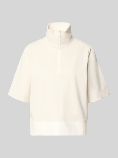 Produktfoto, Sweatshirt mit Stehkragen und 1/2-Arm von Marc Cain aus Baumwoll-Mix mit Modal-Anteil, Relaxed-Fit, Reißverschluss, cremefarben, glatte Struktur.