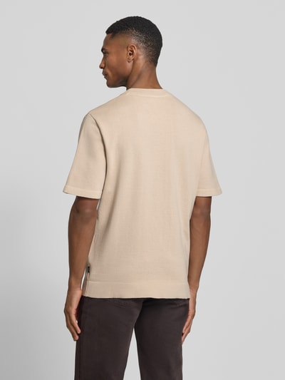 Männermodel trägt T-Shirt mit Label-Detail Modell 'MILANO' von Jack & Jones Premium in Beige, gerader Schnitt, Rückenansicht, Ganzkörperansicht Rückansicht.
