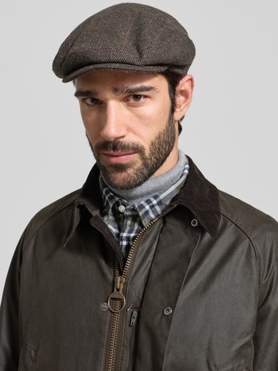 Männermodel draagt Jacke mit Umlegekragen Modell 'BRISTOL' van Barbour, puur katoen, recht model, platte kraag, drukknoopsluiting, nahaufnahme bovenlichaam.