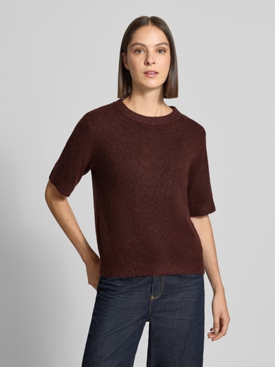 Frauenmodel trägt Regular Fit Pullover mit Woll-Anteil Modell 'Pimota' von OPUS, dunkelbraun, feine Struktur, kombiniert mit Jeans, Ganzkörperansicht von vorne, Damen Pullover von OPUS.