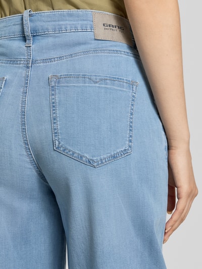 Männermodel trägt Barrel Fit Jeans mit Label-Detail Modell 'Carlotta' von Gang, mieszanka bawełny z dodatkiem streczu, wpuszczane kieszenie, szerokość w rozmiarze 27: 38 cm, długość wewnętrzna nogawki w rozmiarze 27: 71 cm, jasnoniebieski kolor, gładka tekstura, detal z logo, detailaufnahme tylnej części.