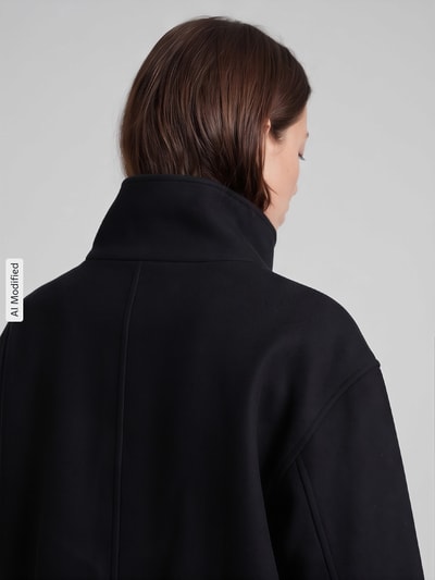 Frauenmodel trägt schwarzen Regular Fit Blouson mit Stehkragen Modell 'GNES' von PIECES, Damen Bomberjacke, Ganzkörperansicht Rückansicht, KI-modifiziertes Bild.