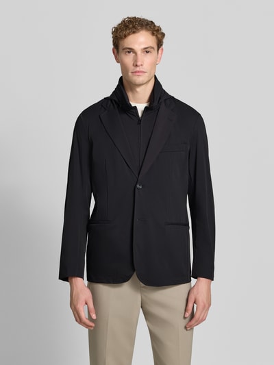 Männermodel trägt Regular Fit Jacke mit Stehkragen von Emporio Armani in Schwarz, Reverskragen, Frontreißverschluss, Ganzkörperansicht von vorne.