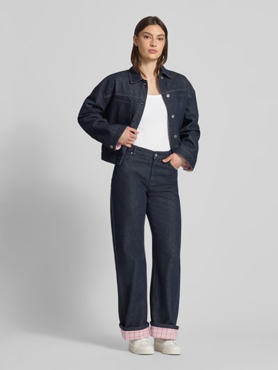 Frauenmodel trägt Trägertop in Ripp-Optik von Gina Tricot in Weiß, Slim Fit, Baumwoll-Elasthan-Mix, dezente Struktur, Ganzkörperansicht von vorne.