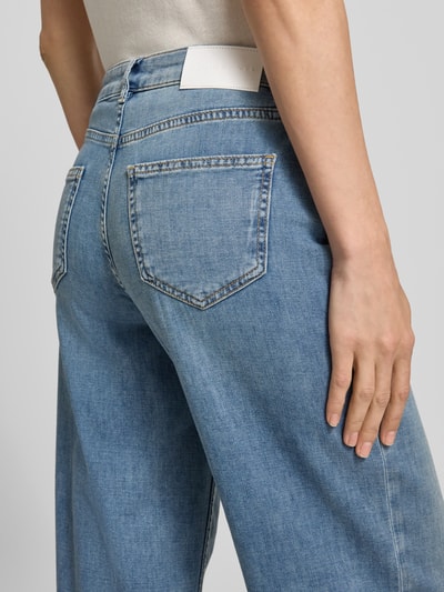 Frauenmodel trägt Straight Fit Jeans mit verkürzter Passform Modell 'Melly' von OPUS PANTS im klassischen Blau, Baumwoll-Mix, 5-Pocket-Design, Detailaufnahme Rückansicht.