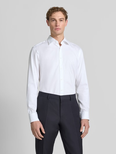 Männermodel trägt weißes Regular Fit Businesshemd aus Baumwoll-Mix von BOSS, Herren Freizeithemd, Ganzkörperansicht von vorne.