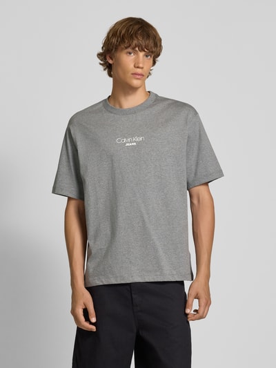 Calvin Klein Jeans T-shirt o kroju relaxed fit z okrągłym dekoltem Średnioszary melanż 4
