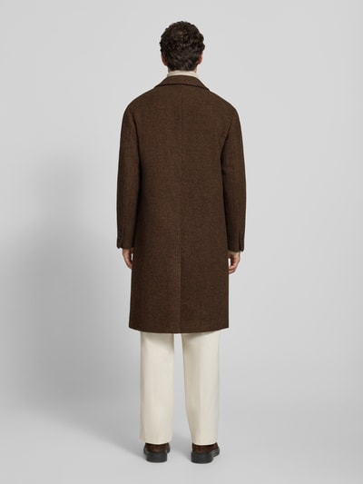 Männermodel trägt Regular Fit Wollmantel mit Pattentaschen von Selected in melierter, strukturierter Wollmix-Webware, Ganzkörperansicht Rückansicht.