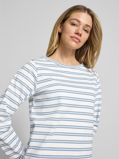 Frauenmodel trägt Longsleeve mit Rundhalsausschnitt Modell 'Asla' von My Essential Wardrobe aus Baumwoll-Mix, Regular-Fit, weiß-blau gestreift, Rückenlänge bei Größe S 61 cm, Nahaufnahme Oberkörper.