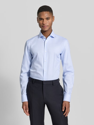 Männermodel trägt Slim Fit Freizeithemd aus reiner Baumwolle von BOSS in Hellblau mit Haifischkragen, Ganzkörperansicht von vorne.