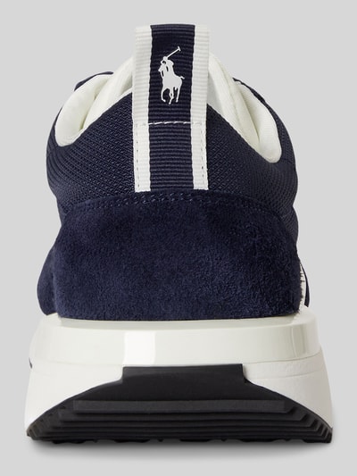 Produktfoto, Low Top Sneaker aus Veloursleder von Polo Ralph Lauren, granatowy z białymi detalami, zaokrąglony czubek, płaska podeszwa, logo, sznurowanie, tekstura zamszowa, materiał: naturalna skóra, mesh, unikalna struktura podeszwy, kontrastowe elementy