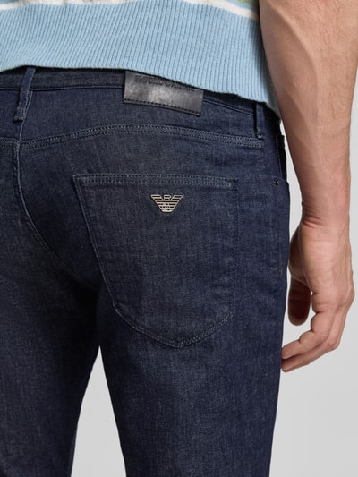 Männermodel trägt Jeans mit Eingrifftaschen von Emporio Armani in dunklem Blau, Baumwoll-Mix mit Stretch-Anteil, Nahaufnahme Rückansicht.