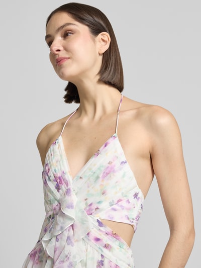 Frauenmodel trägt Regular Fit Midikleid mit Rüschenbesatz von ADLYSH, floraler Allover-Print, V-Ausschnitt, Halterneck, Rückenausschnitt, Falten-Optik, Nahaufnahme Oberkörper.
