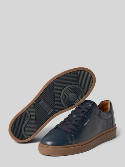 Produktfoto, Sneaker aus echtem Rindsleder Modell 'McJulien' von GANT in Dunkelblau mit brauner Sohle, glatte Oberfläche, Herren Sneaker