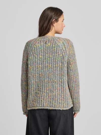 Vrouwenmodel draagt Regular Fit Strickjacke mit Woll-Anteil van Smith and Soul, grofgebreide textuur, gemêleerde kleuren, rugaanzicht.