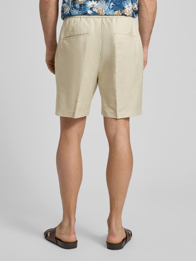 Männermodel trägt Shorts aus Leinen-Viskose-Mix Modell 'NEIL' von Antony Morato, Beige, Regular-Fit, Bügelfalten, elastischer Bund, Ganzkörperansicht Rückansicht. Bundweite 42 cm, Innenbeinlänge 17 cm bei Größe 50.