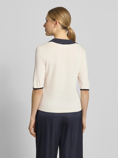 Frauenmodel trägt Strickshirt aus Viskose-Mix mit Polokragen und V-Ausschnitt von Comma, Damen, Slim Fit, Rückenlänge 55 cm, Ganzkörperansicht Rückansicht.
