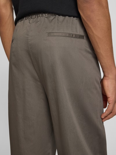 Männermodel trägt Hose mit elastischem Bund und Gesäßtaschen von Emporio Armani, Material-Mix, Regular Fit, Nahaufnahme Rückansicht.