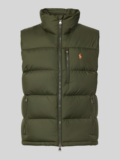 Produktfoto, oliwkowa kamizelka z wyhaftowanym logo, matowa tekstura, pionowe i poziome przeszycia, Regular Fit Weste mit Logo-Stitching von Polo Ralph Lauren