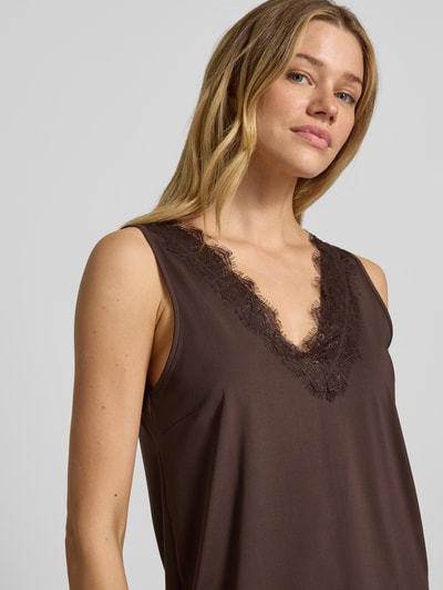 Vrouwenmodel draagt Regular fit top met kanten afwerking model 'Bicco' van FREE/QUENT, elastische mix, mouwloos, V-hals, donkerbruin, close-up bovenlichaam
