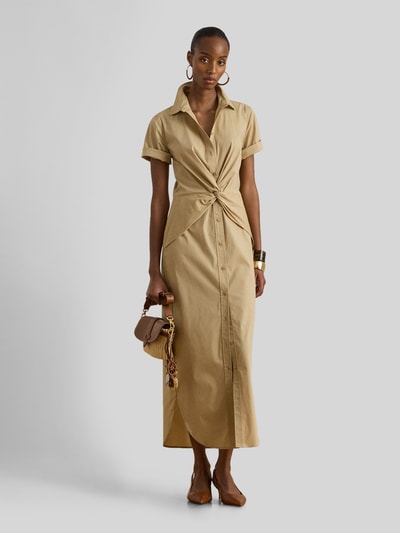 Frauenmodel trägt Tailliertes Freizeitkleid aus Baumwollmix von Lauren Ralph Lauren in hellem Beige mit glatter Oberfläche, Ganzkörperansicht von vorne.