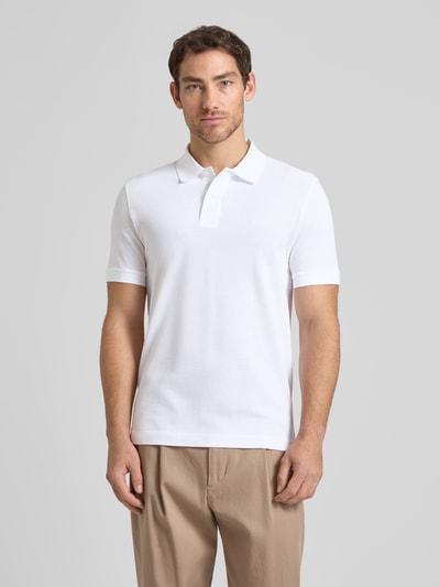 Męski model nosi Regular Fit Poloshirt aus reiner Baumwolle Modell 'PALLAS' od BOSS, biały, krótkie rękawy, bawełniany piké, przód, zdjęcie całej sylwetki