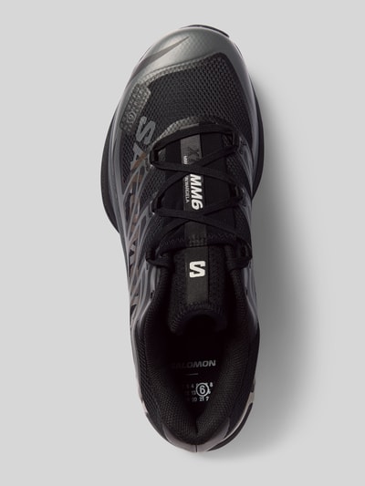 Produktfoto, Sneaker mit Kontrastbesatz von MM6 Maison Margiela in Schwarz mit abgerundeter Form, Schnürverschluss, strukturiertem Material, Label-Details, strukturierte Sohle, Absatzhöhe 4 cm, Schafthöhe 8 cm, Herren Sneaker