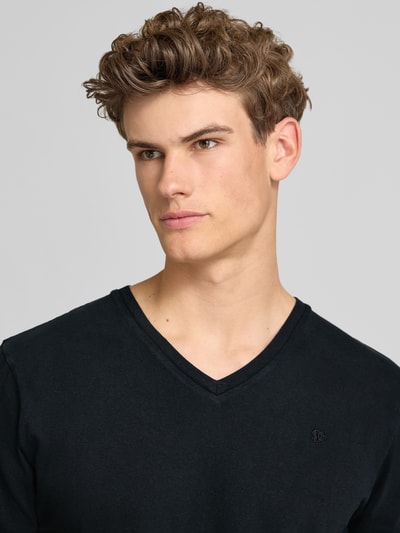 Männermodel trägt T-Shirt aus Baumwoll-Leinen-Mix mit V-Ausschnitt von Superdry in Schwarz, Regular Fit, dezente Stitching-Details, Nahaufnahme Oberkörper.