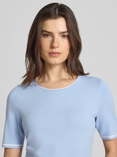 Frauenmodel trägt Strickshirt aus Viskose-Mix mit Rundhalsausschnitt von Marc Cain, hellblau, halbarm, Körpernahe Passform, Nahaufnahme Oberkörper.