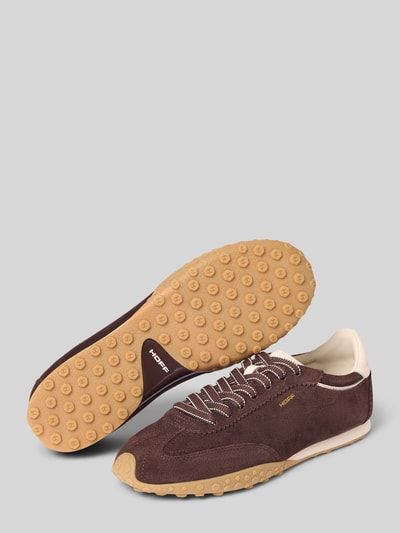 Produktfoto, Sneaker aus echtem Leder mit Logo-Detail Modell 'Bridge' von HOFF in Dunkelbraun und Beige, leicht profilierte Sohle, abgerundete Passform, Damen Sneaker mit Schnürverschluss, strukturierte Textur, Hintergrund einfarbig hellgrau.