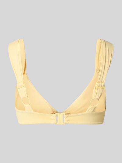 Frauenmodel trägt Bikini-Oberteil mit breiten Trägern Modell 'ZADIE SOLID' von Neo Noir aus Material-Mix mit Stretch-Anteil, Hellgelb, Hakenverschluss, Rückansicht, Ganzkörperansicht Rückansicht.