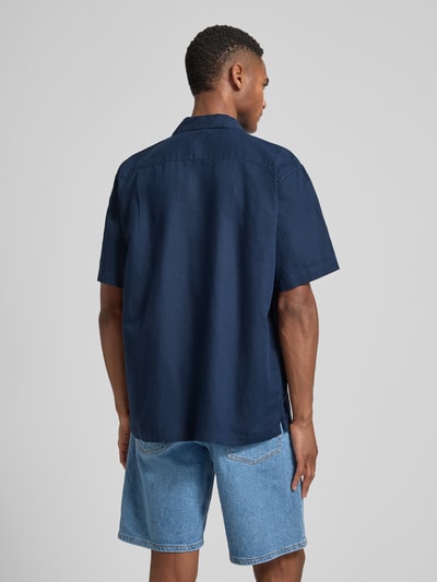 Männermodel trägt Relaxed Fit Freizeithemd aus Leinen-Baumwoll-Mix Modell 'RLXCLAY' von HUGO, Farbe Dunkelblau, Optik: Unifarben, Ganzkörperansicht Rückansicht.