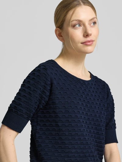 Vrouwenmodel draagt Strickpullover mit 1/2-Arm Modell 'Dodo' van FREE/QUENT in donkerblauw met structuurpatroon, regular fit, ronde hals, zuiver katoen, halve mouw, Nahaufnahme bovenlichaam
