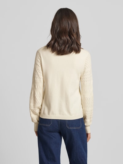 Frauenmodel trägt Regular Fit Pullover aus Viskose-Mix Modell 'Milos' von Vila in Strick-Optik mit Lochmuster, Langärmelig, Rundhalsausschnitt, elastische Abschlüsse, cremefarben, Rückenlänge 54 cm, Ärmellänge 64 cm, Ganzkörperansicht Rückansicht.