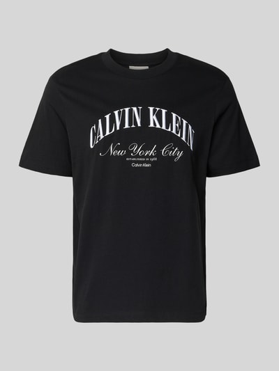 Produktfoto, schwarzes T-Shirt mit weißem Label-Stitching, Slim Fit aus reiner Baumwolle, T-Shirt mit Label-Stitching von Calvin Klein Jeans