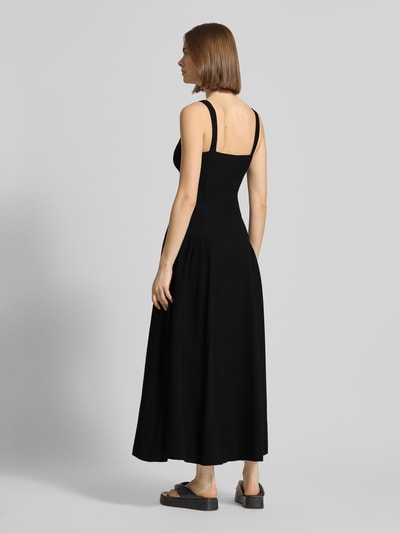 Frauenmodel trägt Maxikleid mit Rundhalsausschnitt Modell 'VIOLA' von Topshop, schwarzer Viskose-Mix mit Leinen-Anteil, taillierter Schnitt, breite Träger, Rückenansicht Ganzkörperansicht.