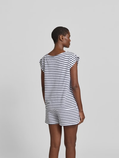 Frauenmodel trägt T-Shirt in Frottee-Optik von Juvia, Baumwoll-Mix, Streifenmuster, Relaxed Fit, Rundhalsausschnitt, Ganzkörperansicht Rückansicht.