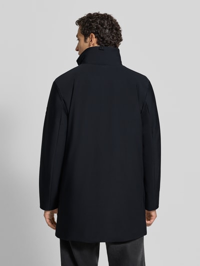 Männermodel trägt Regular Fit Parka mit abnehmbarem Kunstfellbesatz Modell 'Flex' von Strellson, dunkle Farbe, glatte Textur, Ganzkörperansicht Rückansicht. Herren Parka von Strellson.
