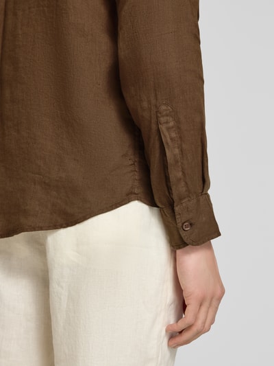 Männermodel trägt Regular Fit Leinenhemd mit kentkraag en borstzak van guess, bruin, textuur zichtbaar, detailaufnahme linkermouw