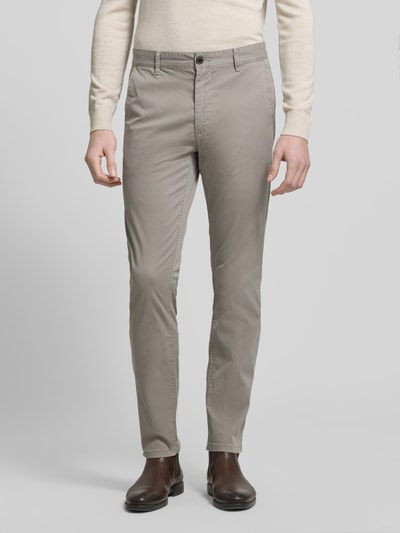 Männermodel trägt Slim Fit Chino aus Baumwoll-Mix Modell 'CHINO_SLIM' von BOSS Orange, Optik:Allover-Muster, feines Strukturmuster, Label-Patch, Gürtelschlaufen, Knopf und verdeckter Reißverschluss, seitliche Eingrifftaschen, Gesäßtaschen, dezentes Beige, Ganzkörperansicht von vorne.