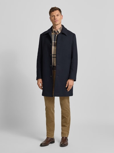 Männermodel trägt Modern Fit Stoffhose mit 5-Pocket-Design von bugatti aus Baumwoll-Elasthan-Mix, Ganzkörperansicht von vorne. Bundweite 44 cm, Innenbeinlänge 82 cm, beige Textur.
